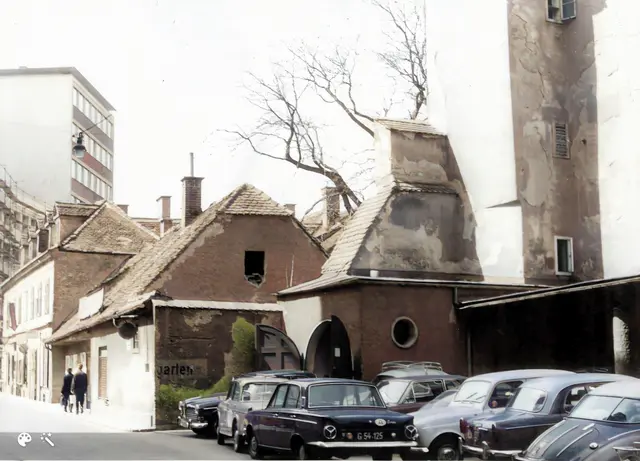 Der mittlerweile abgebrochene Stainzerhof befand sich in der Landhausgasse. Das Foto entstand in den 1960er-Jahren. Im Hintergrund ragt das ehemalige Gebäude der Post in die Höhe. | Foto: Sammlung Kubinzky