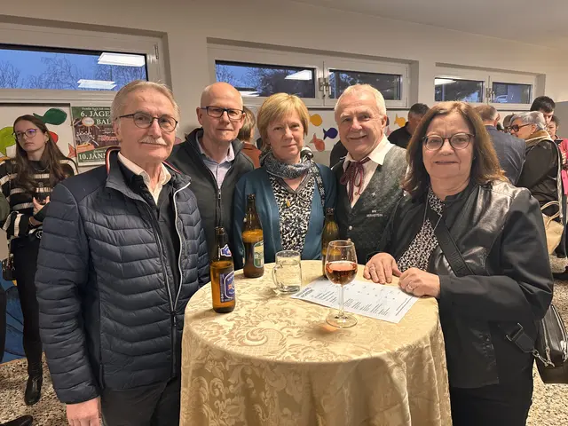 Im Anschluss an das Konzert konnten die Gäste noch gemütlich in der Aula der MS Bernstein verweilen | Foto: Lisa Stöckl