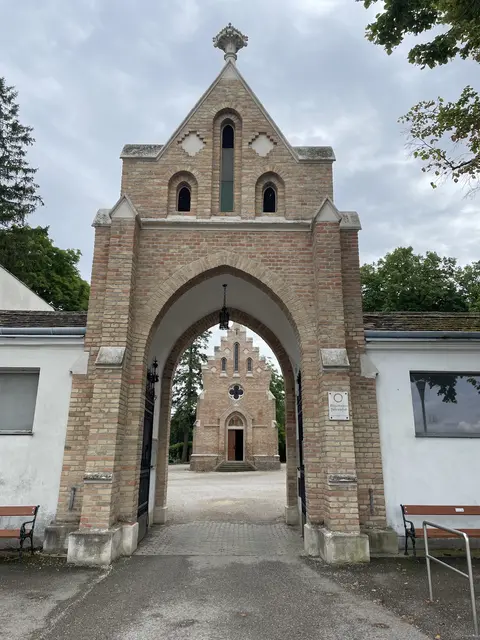 Friedhofsportal mit Friedhofskapelle in Hollabrunn. | Foto: Alexandra Goll