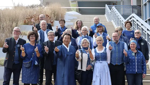 Die Mühlviertler Delegation und der Färbermeister Kwanchae Jung (4.v.l., vorne) zeigen vor dem Heritage-Center in Jeonju (Südkorea) das Finger-Herz: eine beliebte koreanische Geste, die Zuneigung bedeutet. | Foto: zVg