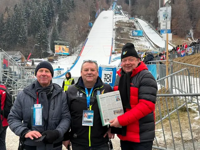 Beim Dreikönigsspringen in Bischofshofen, von links Franz Weichselbaumer, Manfred Schützenhofer (Präsident des Skiclubs Bischofshofen und der Vierschanzentournee) sowie Karl Buchmayr. | Foto: Karl Buchmayr