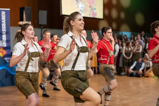 Hunderte Besucher ließen sich die Mitternachtseinlage der „Lederhosenfeger“ und „Pichler Voigasplattler“ nicht entgehen. | Foto: infilmity/Simon Knogler