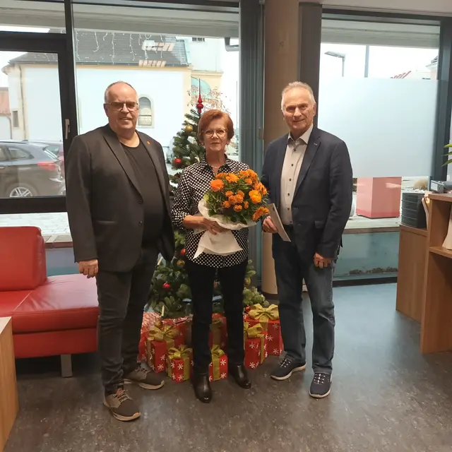 Bürgermeister Robert Szekely gratuliert Gertrude und Alfred Ambroz zum 60. Hochzeitstag. | Foto: Gemeinde Klein-Neusiedl