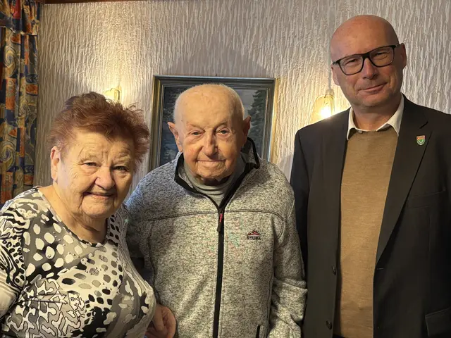Irma Winkovitsch, Jubilar Wilhelm Winkovitsch (95) und Bürgermeister Thomas Schwab. | Foto: Marktgemeinde Gramatneusiedl