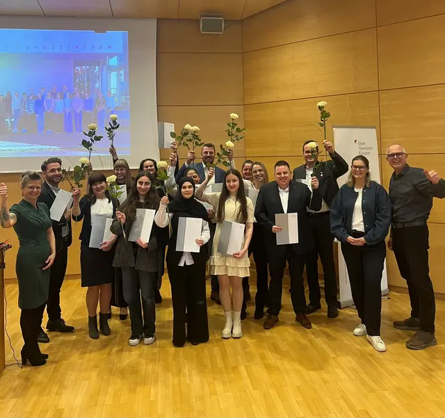 17 neue Operationsassistent:innen nahmen kürzlich ihre Abschlusszeugnisse entgegen. | Foto: OÖG