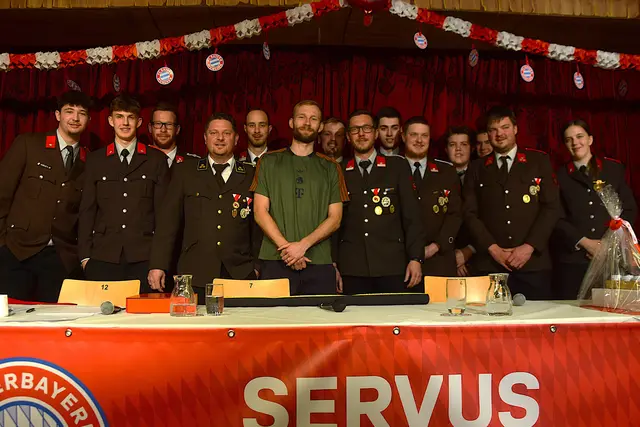 Kaiserbayern Tirol - Erinnerungsfoto mit Konrad Laimer - mit der Freiwilligen Feuerwehr Niederndorf. | Foto: Schwaighofer