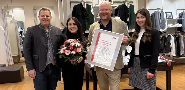30 Jahre Modekompetenz: Günter Silberschneider feiert mit seinem Team das 30-Jahr-Jubiläum: Martin Heidinger, Alina Silberschneider, Günter Silberschneider und  Annabelle Fuchs | Foto: WKO Regionalstelle Südsteiermark