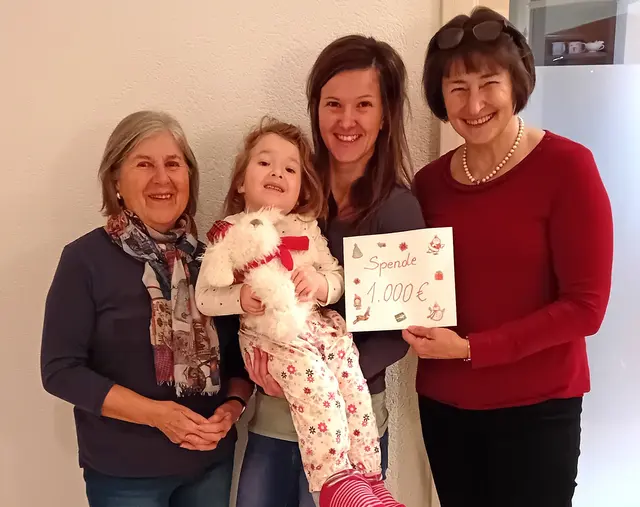Renate Heckenast und Ingrid Plakolm vom Volksbildungswerk bei der Spendenübergabe an Magdalena Kaiser und ihrer kleinen Lea. | Foto: VBW Walding