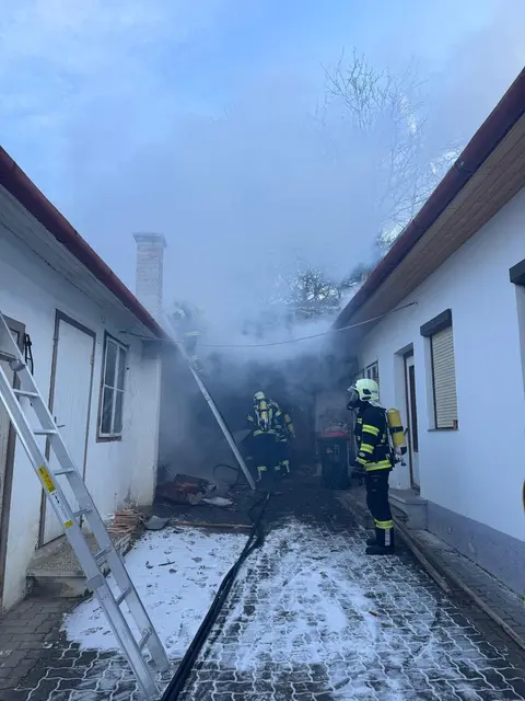 Bereits nach 45 Minuten konnte "Brand aus" gegeben werden. | Foto: Feuerwehr Wiesen