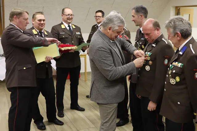 Viel Arbeit bei der Überreichung der Auszeichnungen