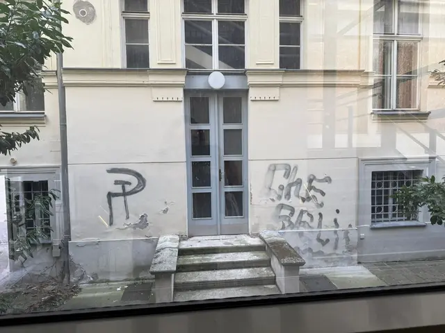Im Innenhof wurden mutmaßlich politisch motivierte Graffiti entdeckt. | Foto: zVg