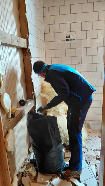 Beim Rückbau im Inneren der Hütte setzt die Sektion Leoben auf eine schonende Demontage und konsequente Materialtrennung (Holz, Metall, Dämmstoffe). | Foto: Alpenverein Leoben
