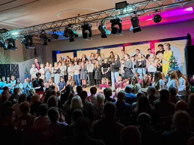 Bereits am Vormittag verwandelte sich der Theatersaal in Langau in einen konzentrierten, stillen Raum voller Aufmerksamkeit. | Foto: NMS Drosendorf