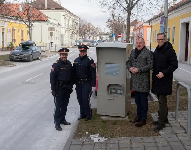 Stadtpolizeikommandant Manfred Fries, Chefinspektorin Bernadette Kainrath (Referat Einsatz und Verkehr), ÖVP-Stadtrat Franz Dinhobl und Robert Schweighofer (Stabsstellenleiter Verkehr). | Foto: Stadt Wiener Neustadt/Maurer