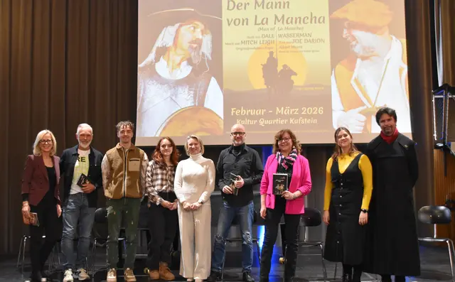 Sponsoren, Regisseure und die Mitglieder des Stadttheaters freuen sich auf ein neues Theaterjahr.  | Foto: Barbara Fluckinger