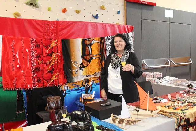 Sieglinde Röthig beim Kenia-Verkaufsstand | Foto: MeinBezirk Perg/Köck