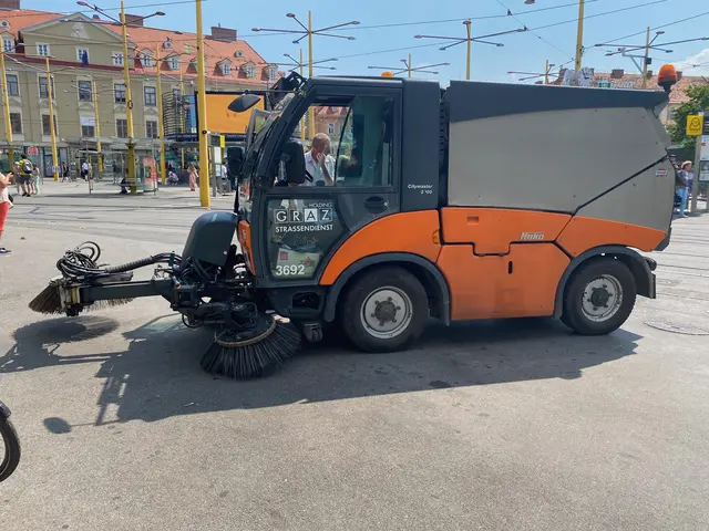 Diesel oder elektrisch? Diese Frage stellt sich bei den städtischen Kehrmaschinen. Nicht nur bei den Emissionen, sondern auch beim Lärmpegel gibt es Unterschiede.  | Foto: Regionalmedien Steiermark