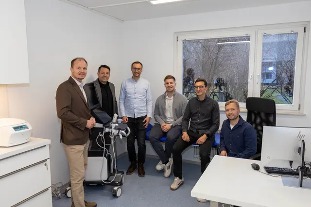 (v.l.n.r.:) Bürgermeister Johannes Anzengruber, Geschäftsführer Franz Danler, Thomas Eliskases und Manuel Egartner (IIG) mit den beiden Ärzten Dr. David Ammerer und Dr. David Mülleder in der neuen Praxis. | Foto: © IKM/D. Jäger