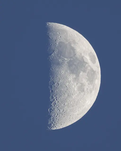 Nach dem Nebel werden wir mit klarer Sicht bis auf den Mond belohnt. | Foto: Thomas Berwein