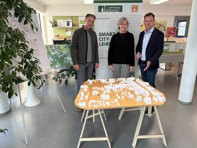 Mit einem gezielten Innenstadt-Impulsprogramm setzt die Stadtgemeinde Leibnitz konkrete Maßnahmen gegen Leerstände (v.l.): Projektleiter Stefan Lettner mit Astrid Holler, Leiterin der Abteilung Stadtentwicklung und Bürgermeister Daniel Kos | Foto: Stadtgemeinde 