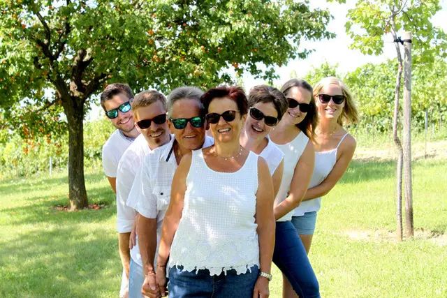 Familie Zeindler: Martin - Dominik - Manfred - Adele - Sandra - Birgit - Bettina - Zusammenhalt und Spaß ist das Familien-Geheimnis.  | Foto: Zeindler