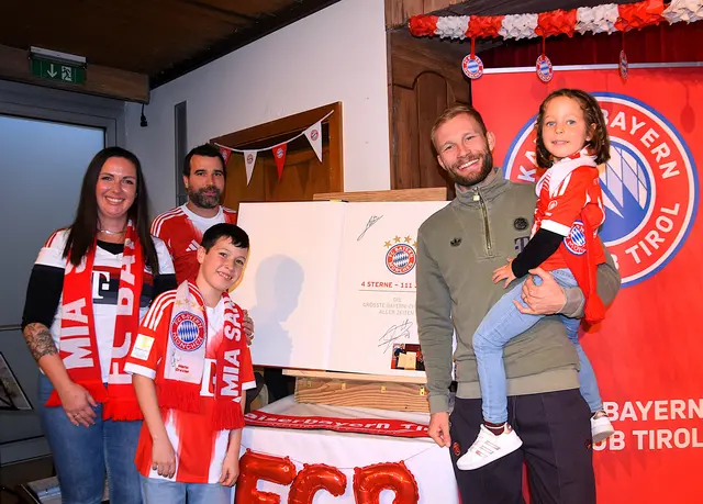 Die Familie Drexler im Besitz der großen Bayern Vereinschronik, mit Konrad laimer | Foto: Schwaighofer