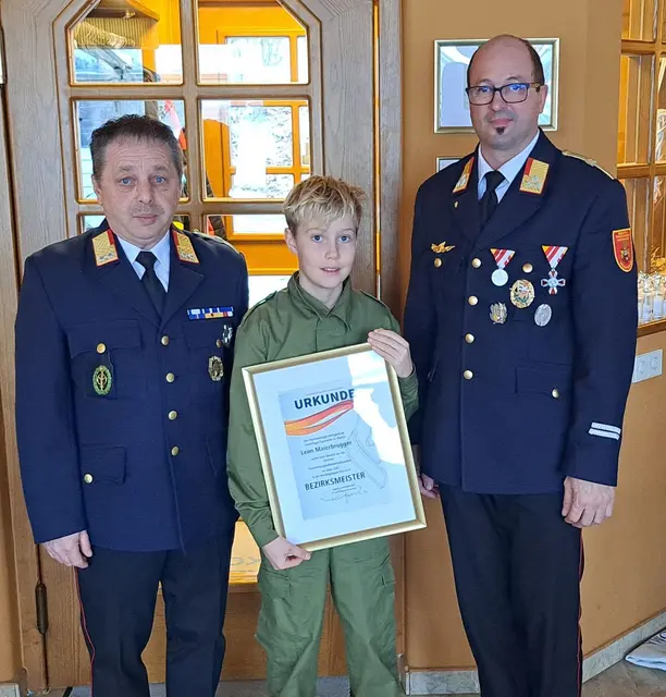 Bezirksmeister Feuerwehrjugend Leon Maierbrugger mit BFK und Kdt | Foto: FF St.Martin/Feldkirchen