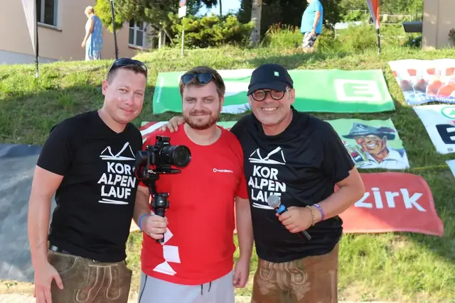 Philipp Koinegg (l.) wird nicht mehr als sportlicher Leiter beim Koralpenlauf zur Verfügung stehen, hier mit MeinBezirk-Redakteur Simon Michl und Moderator Gregor Waltl. | Foto: MeinBezirk/Korbe/Löschnig