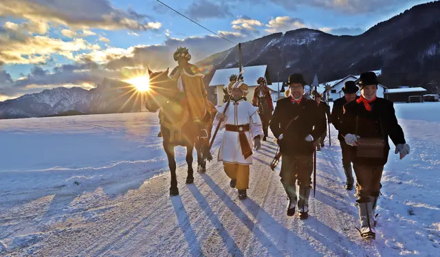 Kaum ist der Jahreswechsel vorbei, sind sie wieder unterwegs, die Dreikönigsreiter in Neukirchen/Altmünster. 
