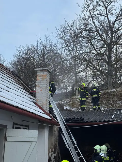 Am Dienstag wurde am Vormittag die Freiwillige Feuerwehr Wiesen zu einem Dachstuhlbrand im Ortszentrum von Wiesen alarmiert. | Foto: Feuerwehr Wiesen