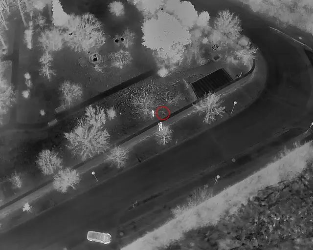 Der rote Kreis markiert die abgängige Person, die hinter einer hohen Mauer aufgefunden wurde. | Foto: LPD NÖ