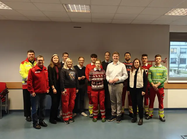 Die Junge ÖVP beim Roten Kreuz in Oberpullendorf, um sich für die Einsatzbereitschaft auch zu Weihnachten zu bedanken. | Foto: JVP Oberpullendorf