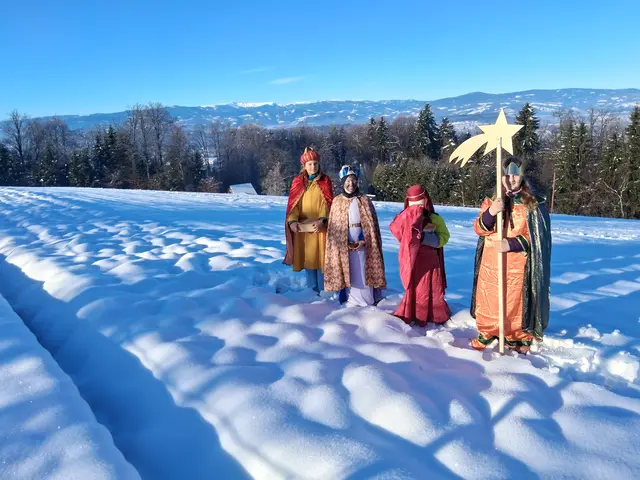   Anbei ein Bild von den Sternsingern die heuer wieder in der Pfarre von St.Nikolai im Sausal für einen guten Zweck unterwegs  sind so wie hier im Bild im Lassnitztal mit Blick auf den Speik.
  Ich durfte sie einen Tag lang begleiten und es hat einen riesen Spaß gemacht !
 Mit lieben Grüßen ins Neue Jahr 
  
