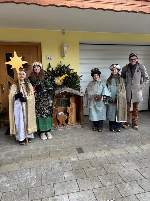 Bgm. Martin Wegscheider (re.) begleitete auch in diesem Jahr die hl. drei Könige von Haus zu Haus. | Foto: Gemeinde Tulfes