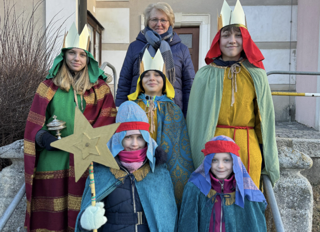 Die Sternsinger waren wieder unterwegs im Bezirk Horn - wie hier in Kattau - und brachten den Segen von Haus zu Haus. | Foto: Magdalena Ziegler