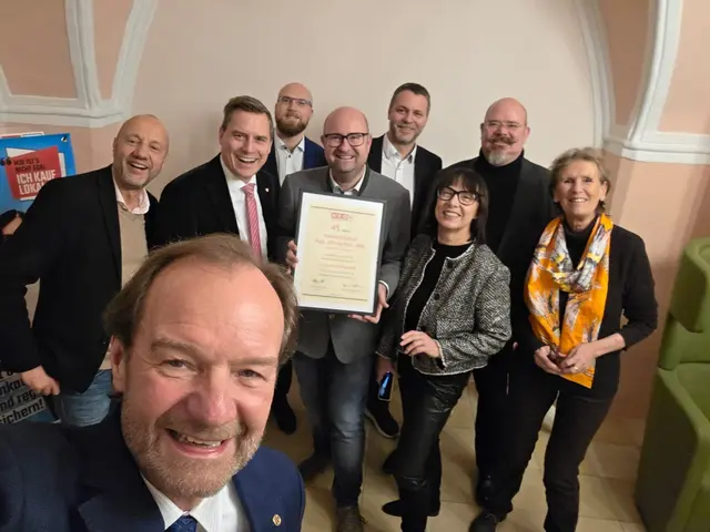Alfred Harl machte zur Jubiläumsfeier ein Selfie mit seinem Team und WKNÖ-Außenstellenleiter Friedrich Oelschlägel (links), Bürgermeister Christoph Kaufmann (2. v. l. ÖVP) und WKNÖ-Außenstellenobmann Markus Fuchs (4. v. l.). | Foto: Alfred Harl