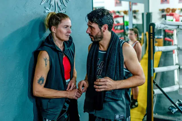 Patricia Aulitzky als verdeckte Ermittlerin Lisa Kuen gerät im ORF-Landkrimi „Tod in Tirol“ in ein tödliches Spiel aus Täuschung und Gewalt. | Foto: ORF/Heinz Laab