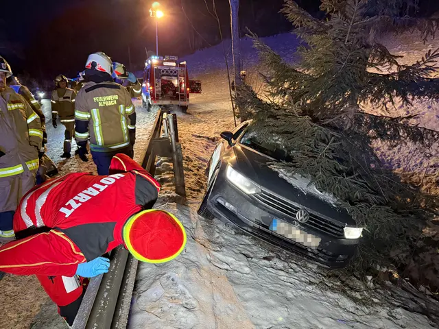 Die Tiroler Einsatzkräfte standen am Dreikönigswochenende bei mehreren Verkehrsunfällen im Einsatz – teils mit Verletzten und erheblichen Sachschäden. Im Bild der Unfall auf der Alpbacher Landesstraße. | Foto: zoom.tirol