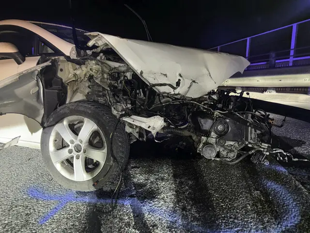 Mehrere Verkehrsunfälle am 6. Jänner 2026 in Tirol: Auf der A13 in Innsbruck kam ein Fahrzeug ins Schleudern, drei Personen wurden verletzt. Auch auf der A12 bei Rietz und der L211 in Embach ereigneten sich Unfälle mit Verletzten und hohem Sachschaden. | Foto: zeitungsfoto.at