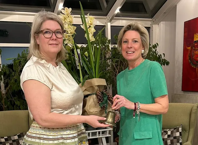 Amtsübergabe: Die neue Präsidentin Nicole Hopfeld (li.) übernimmt die Funktion von Theresa Prosoroff.  | Foto: Soroptimist Club