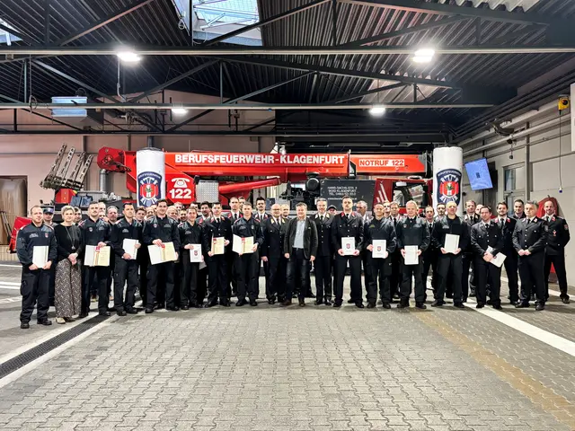  Feuerwehrreferent Bürgermeister Christian Scheider verlieh an Kameraden der Berufsfeuerwehr Klagenfurt für ihre verdienstvollen Tätigkeiten im Feuerwehrdienst Ehrenzeichen in Silber sowie in Gold. | Foto: Büro Bürgermeister