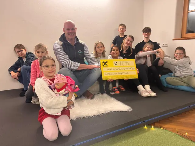 Über 1.000 Euro an freiwilligen Spenden überreichte Gastecker an die Wohngemeinschaft. | Foto: Markus Kahrer