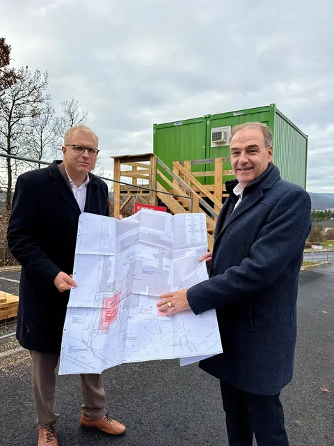 Baustart für das erste stationäre Hospiz im Burgenland: Soziallandesrat Dr. Leonhard Schneemann mit Mag. (FH) Andreas Predl, Geschäftsführer Burgenländische Pflegeheim Betriebs- GmbH, beim Besuch der Baustelle in Oberpullendorf | Foto: Büro LR Schneemann