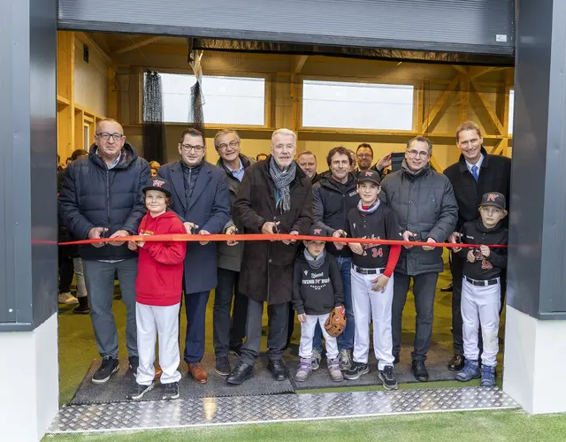 Krunoslav Karin (WBSC Europe Präsident), FPÖ-Sportstadtrat Philipp Gerstenmayer, Phil Weller (Vizepräsident Österr. Baseballverband), Bürgermeister Klaus Schneeberger (ÖVP), SPÖ-Vizebürgermeister Rainer Spenger, Franz Brandtner (SportUnion NÖ Vizepräsident Industrieviertel), ÖVP-Gemeinderat Robert Pfisterer, Pablo Berti Oliva (Kubanischer Botschafter) und Vereinspräsident Jürgen Scheicher gemeinsam mit Nachwuchsspielern der "Diving Ducks". | Foto: Stadt Wiener Neustadt/Weller