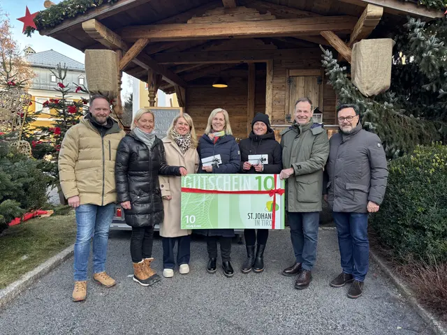 Patrick Unterberger (Obmann Wirtschaftsforum St. Johann), Angelika Hronek (GF Ortsmarketing), Veronika Bacher (Boutique Am.Eck Veronika Bacher), die Gewinnerinnen Birgit Jöchl und Ulrike Müller, Roland Fuschlberger (Schuhmoden Fuschlberger), Hubert Almberger (Vize-Bürgermeister Marktgemeinde St. Johann). | Foto: Ortsmarketing St. Johann