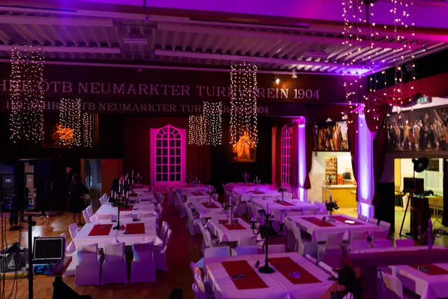 Für die musikalische Gestaltung sorgt die „Royal Sound Big-Band“ mit Walzern und Tanzmusik.  | Foto: Neumarkter Turnverein