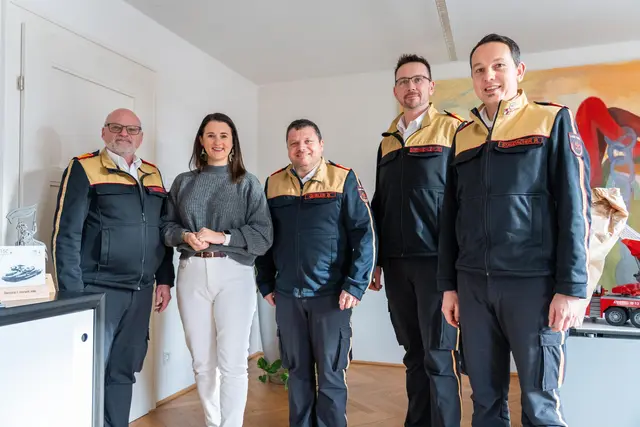 Bezirks-Feuerwehrinspektor Michael Neuner, LR Astrid Mair, Bezirks-Feuerwehrinspektor Bernhard Geisler, Bezirks-Feuerwehrinspektor Martin Kitzbichler und Landesfeuerwehrinspektor Rene Staudacher (v. li.). | Foto: Land Tirol/Hörmann
