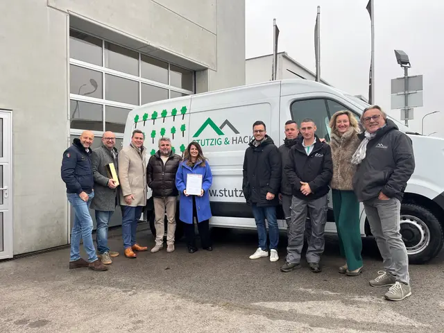 WKNÖ-Außenstellenleiter Friedrich Oelschlägel, WKNÖ-Außenstellenobmann Markus Fuchs, Bürgermeister Christoph Kaufmann (ÖVP), Geschäftsführer Thomas Hacker, Geschäftsführerin Melanie Hacker-Halmetschlager, Geschäftsführer Dominic Hacker und Gerti Hacker (2.v.r.) mit dem Stutzig und Hacker-Team.
 | Foto: z.V.g. v. Stutzig &amp; Hacker