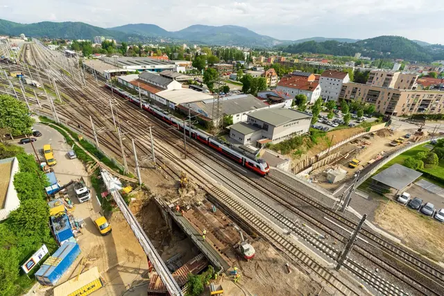 Noch wird in der Peter-Tunner-Gasse nach Kräften gebaut. Zumindest sämtliche Tragwerke der Eisenbahnbrücke sind nun erneuert, weiter geht es mit der Verlegung von Leitungen und dem Bau der Fundamente für den geplanten Geh- und Radweg.  | Foto: ÖBB/Chris Zenz