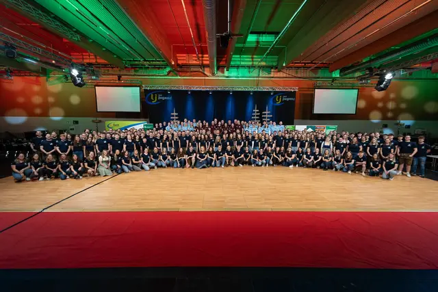 Rund 300 Landjugend-Mitglieder aus dem Bezirk Wels-Land waren bei der Langen Nacht der Landjugend im Einsatz, um einen reibungslosen Ballabend zu ermöglichen. | Foto: infilmity/Simon Knogler